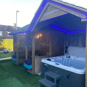 Holiday home Beautifully Presented 6 Bed 5 & A Half Bath House, Newcastle upon Tyne